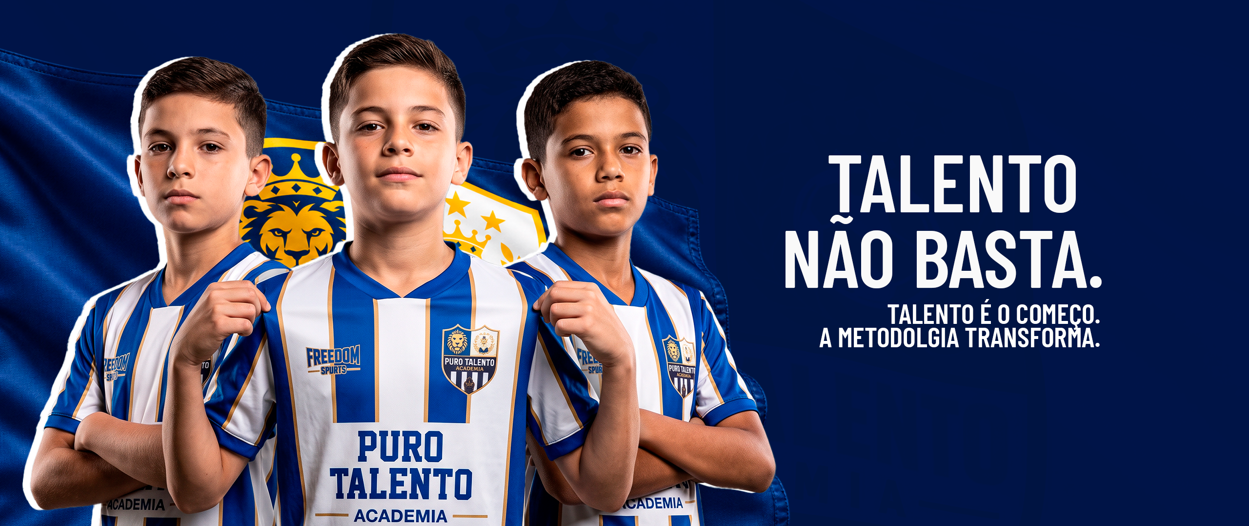 Três atletas da Puro Talento Academia de braços cruzados diante da bandeira do clube