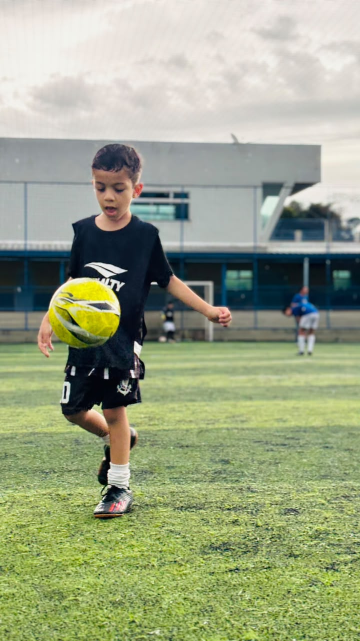 Atleta de frente para a bola durante o treino