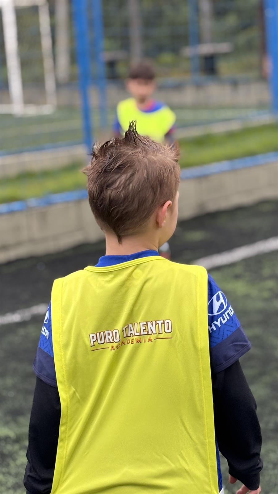 Atleta de colete da Puro Talento durante o treino
