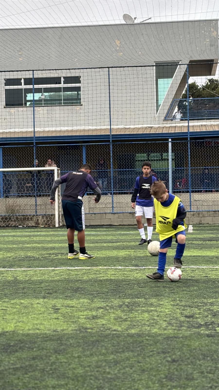 Treino coletivo em campo com o professor