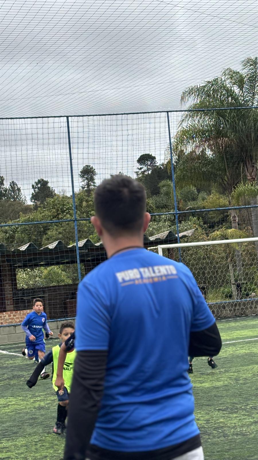 Professor da Puro Talento acompanhando o treino