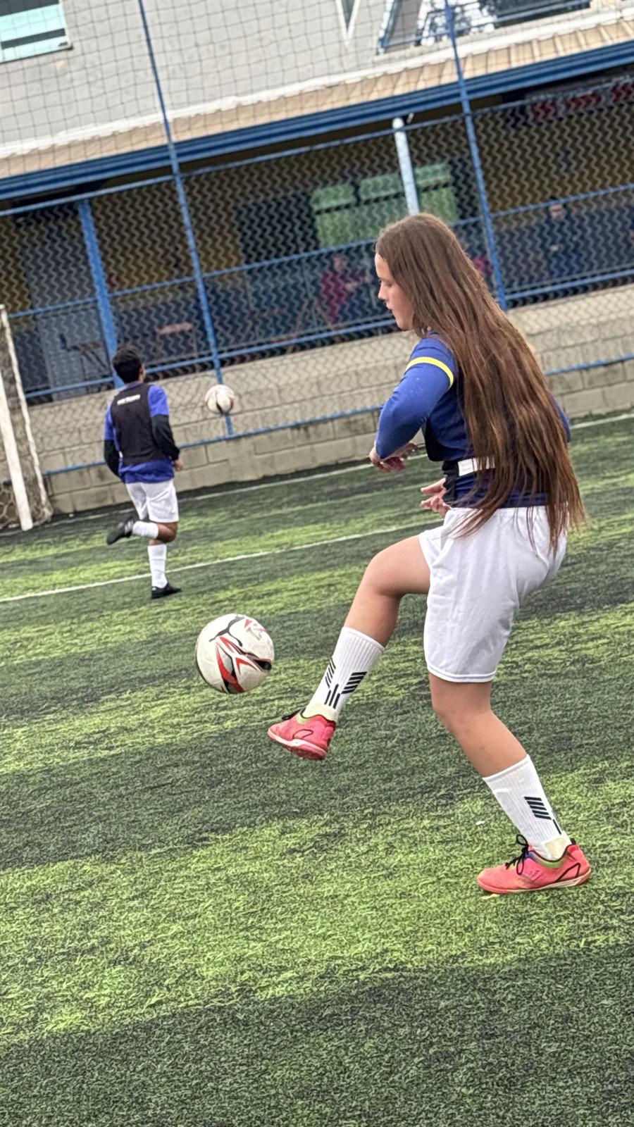 Atleta dominando a bola